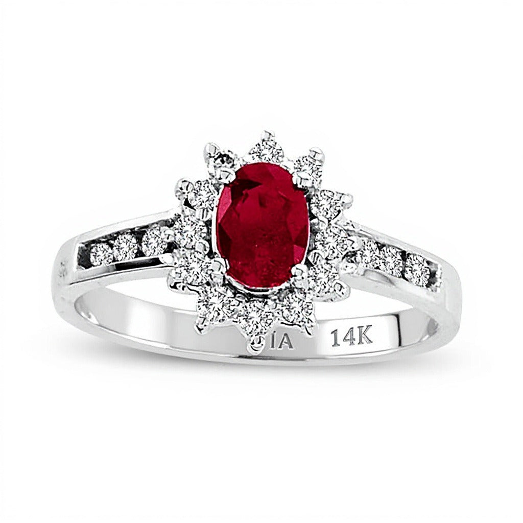Ring mit ovalem Rubin und 0,25 ct. Gesamtgewicht Diamanten im Halo-Rahmen aus 14K Weißgold