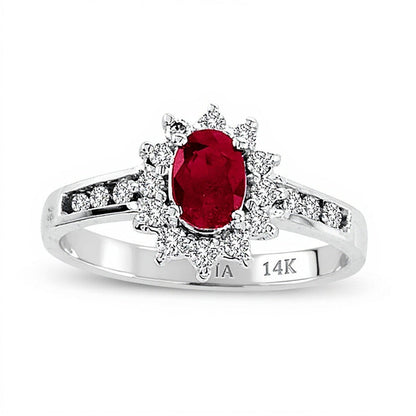 Ring mit ovalem Rubin und 0,25 ct. Gesamtgewicht Diamanten im Halo-Rahmen aus 14K Weißgold