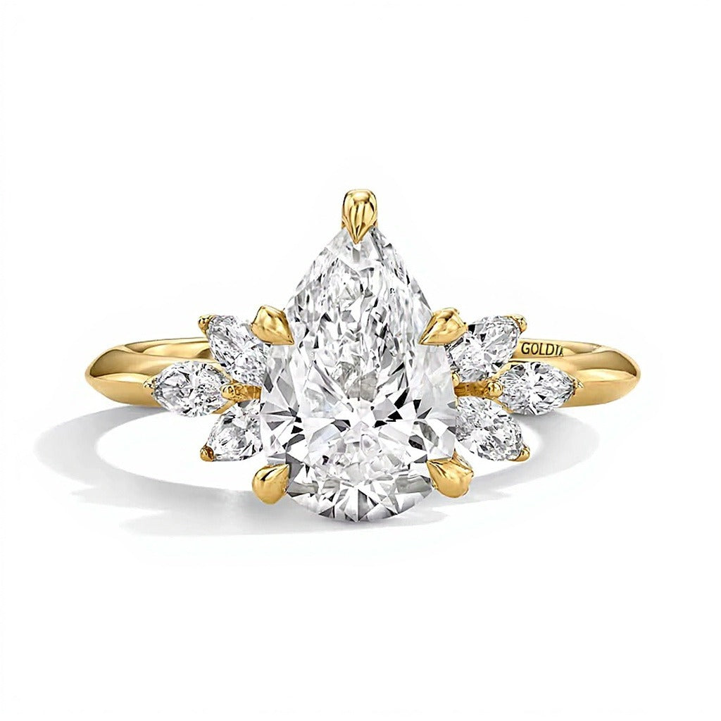2.5 CT. Gesamtgewicht Solitär-Ring mit seitlichem Besatz mit tropfenförmigem Labordiamant in 14K Gelbgold (F/VS2)