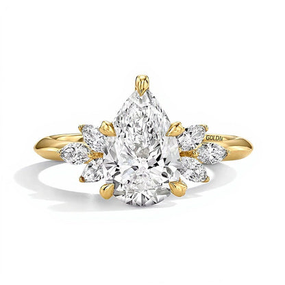 2.5 CT. Gesamtgewicht Solitär-Ring mit seitlichem Besatz mit tropfenförmigem Labordiamant in 14K Gelbgold (F/VS2)