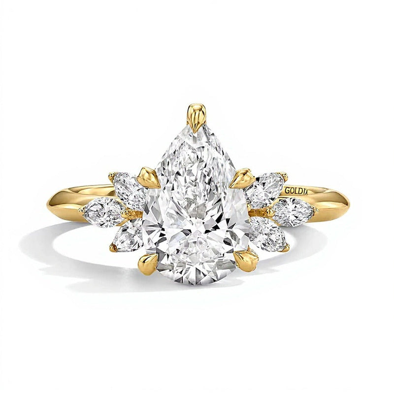 2.5 CT. Gesamtgewicht Solitär-Ring mit seitlichem Besatz mit tropfenförmigem Labordiamant in 14K Gelbgold (F/VS2)