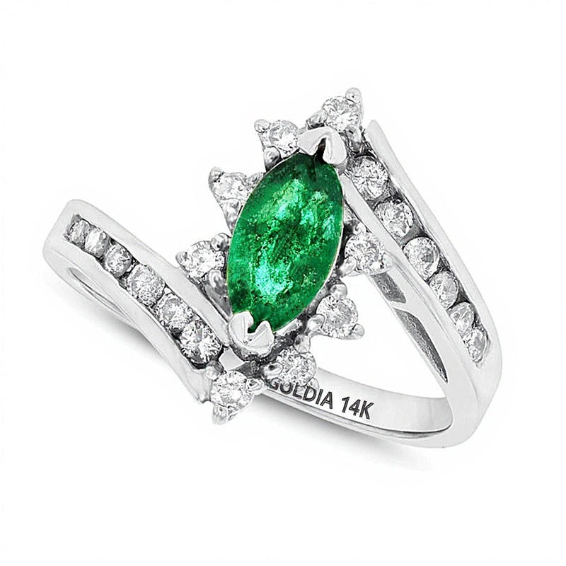 Ring mit Marquise-Smaragd und 0,33 ct. Gesamtgewicht Diamanten im Halo-Rahmen mit Bypass-Design in 14K Weißgold