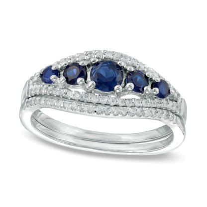 Braut-Set mit blauem Saphir (Labor) und Diamanten 0,25 ct. Gesamtgewicht, fünf Steine, in 10K Weißgold
