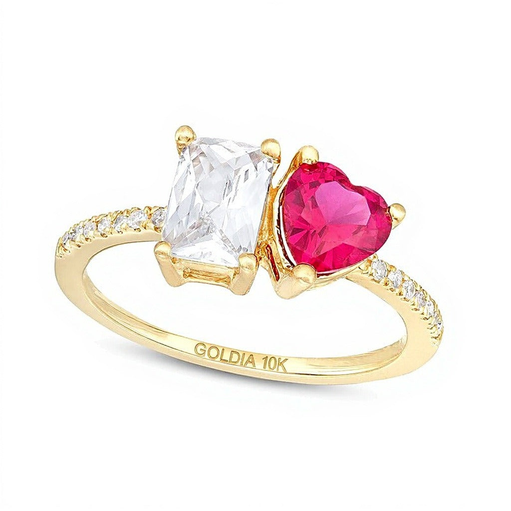 Ring mit herzförmigem Labor-Rubin, weißem Labor-Saphir im Smaragdschliff und 0,07 ct. Gesamtgewicht Diamanten in 10K Gold
