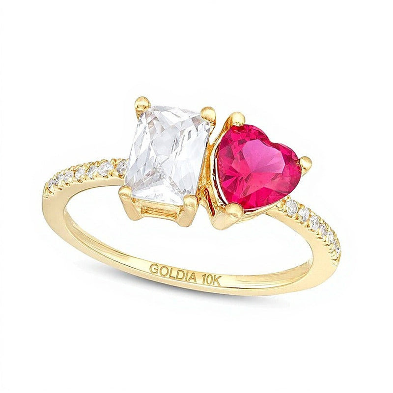 Ring mit herzförmigem Labor-Rubin, weißem Labor-Saphir im Smaragdschliff und 0,07 ct. Gesamtgewicht Diamanten in 10K Gold