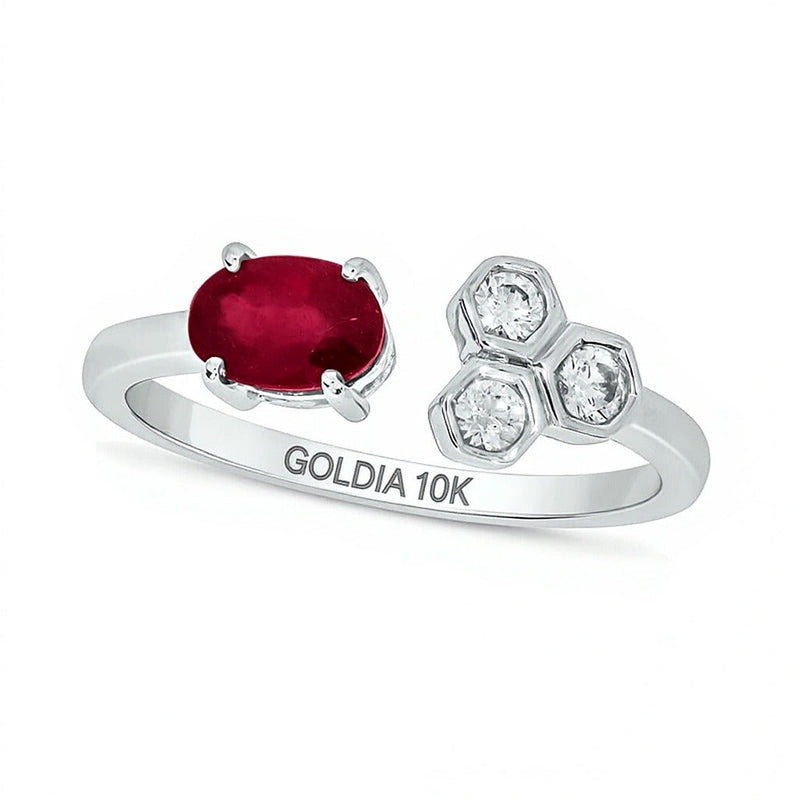 Fashion-Ring mit ovalem Labor-Rubin und 0,17 ct. Gesamtgewicht Diamanten in 10K Weißgold