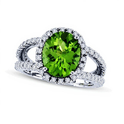 Ring mit ovalem Peridot und 0,88 ct. Gesamtgewicht Diamanten in 14K Weißgold