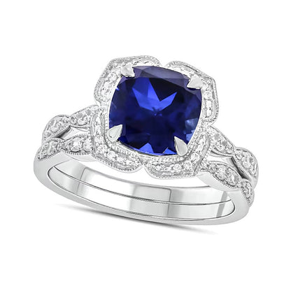 Braut-Set mit blauem Labor-Saphir im Kissenschliff und 0.33 ct. Gesamtgewicht Diamanten mit Blütenrahmen im Vintage-Stil aus rhodiniertem Sterlingsilber