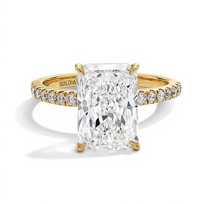 4.25 ct. Gesamtgewicht Labordiamant im Radiant-Schliff Solitär mit seitlichem Besatz in 14K Gelbgold (F/VS2)
