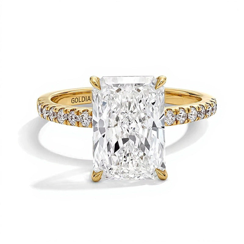 4.25 ct. Gesamtgewicht Labordiamant im Radiant-Schliff Solitär mit seitlichem Besatz in 14K Gelbgold (F/VS2)