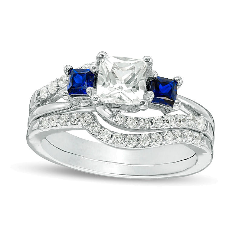 Braut-Set mit blauem und weißem Saphir im Princess-Schliff (Labor) und 0,38 ct. Gesamtgewicht Diamanten im Dreistein-Design aus rhodiniertem Sterlingsilber