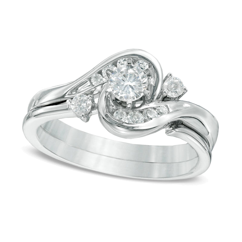 0,5 ct. Gesamtgewicht Diamant Brautset mit Bypass-Fassung in 10K Weißgold