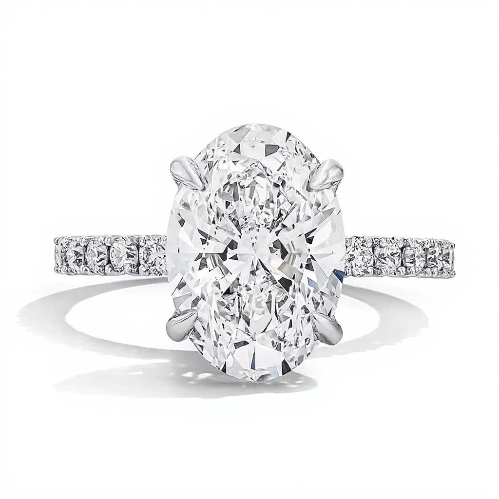 4.5 CT. TW Solitär mit seitlichem Besatz Verlobungsring mit ovalem Labordiamant in 14K Weißgold (F/VS2)