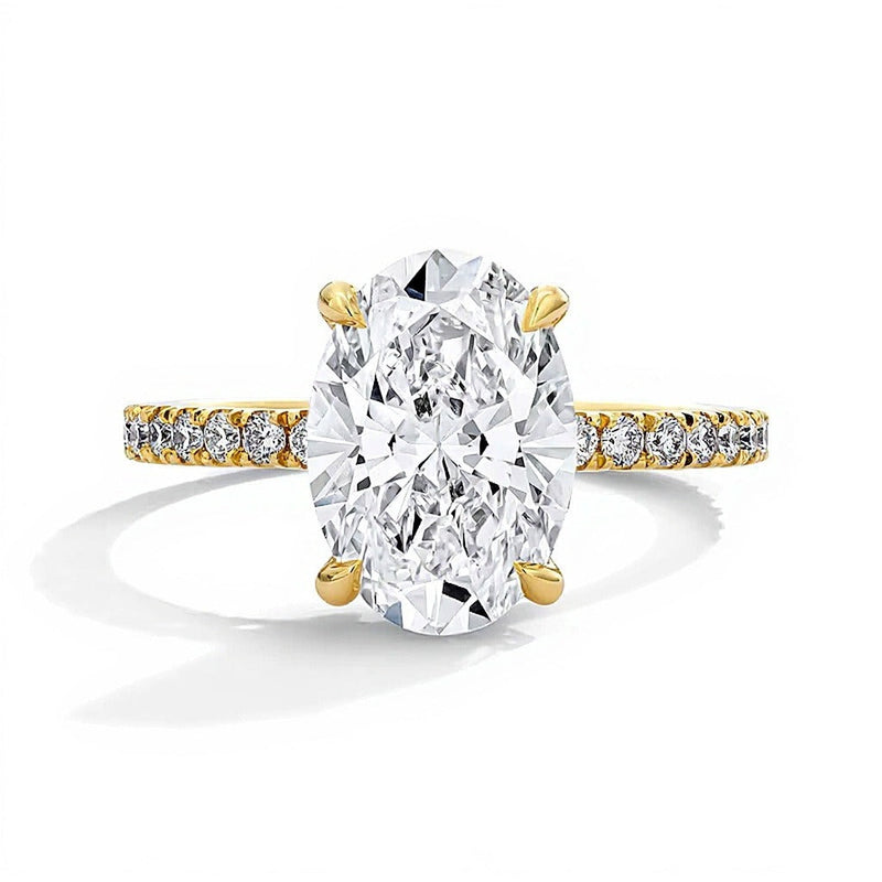 Solitär mit seitlichem Besatz mit Labordiamant in Oval- und Rundschliff 3.5 ct. Gesamtgewicht in 18K Gelbgold (D/IF)