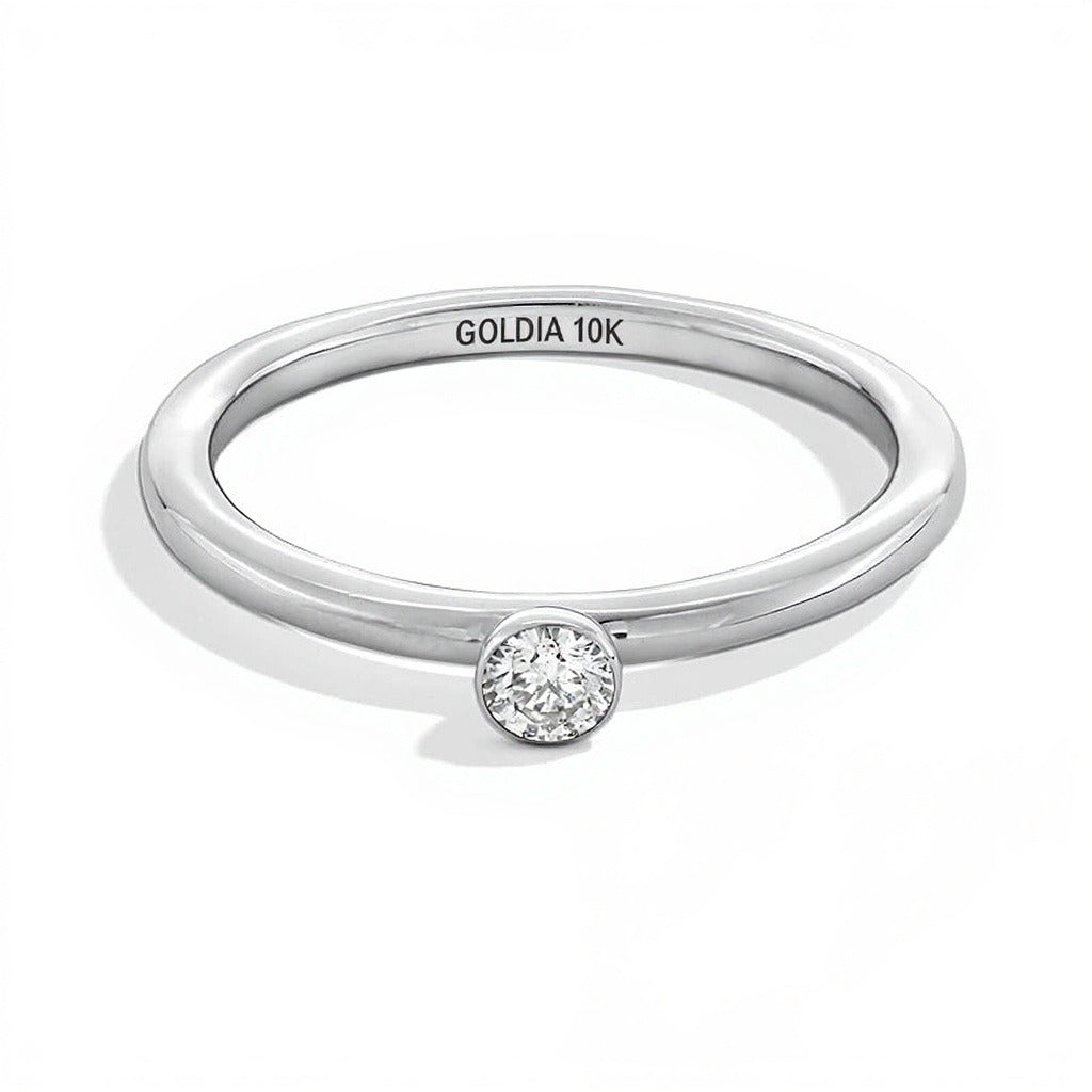 0,13 ct. Diamant Memoire-Ring mit Solitär in Zargenfassung, stapelbar, in 10K Weißgold (I/I2)