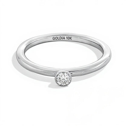 0,13 ct. Diamant Memoire-Ring mit Solitär in Zargenfassung, stapelbar, in 10K Weißgold (I/I2)
