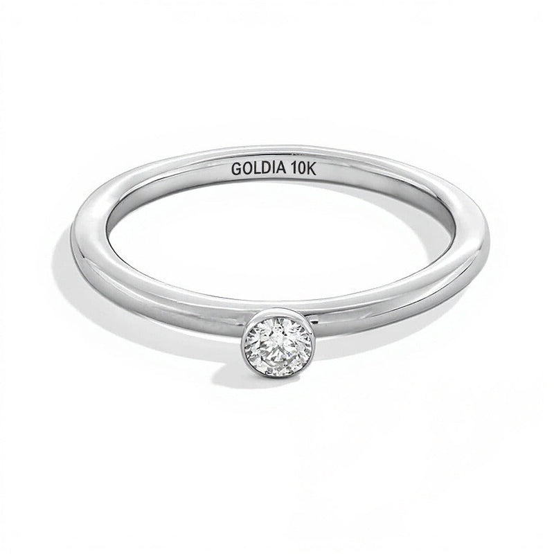 0,13 ct. Diamant Memoire-Ring mit Solitär in Zargenfassung, stapelbar, in 10K Weißgold (I/I2)