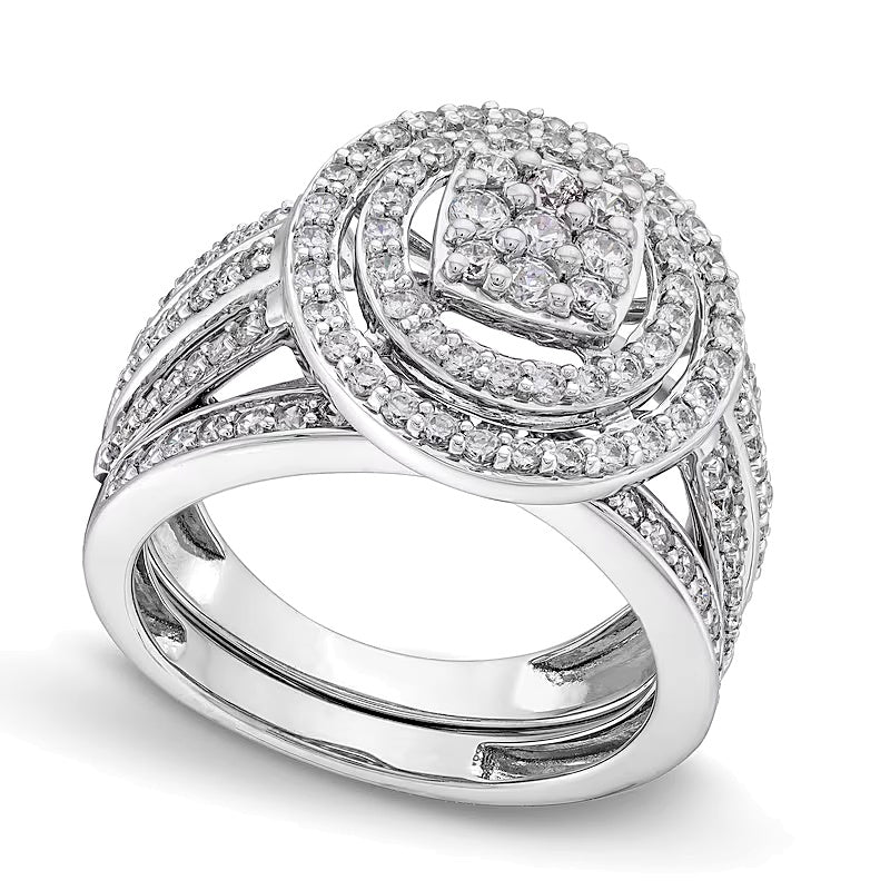 1.0 CT. TW Braut-Set mit weißen Diamanten im Kissenschliff und rund, dreireihiger geteilter Schiene in 10K Weißgold