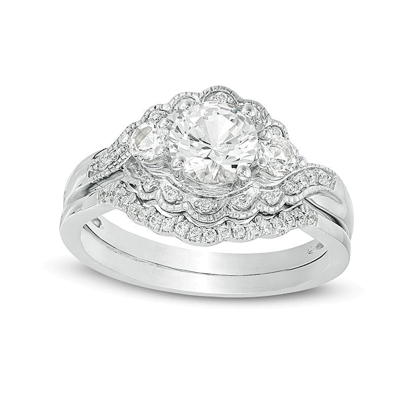 Braut-Set mit im Labor gezüchtetem weißem Saphir und Diamanten 0,17 ct. Gesamtgewicht im Dreistein-Bypass-Vintage-Stil aus rhodiniertem Sterlingsilber