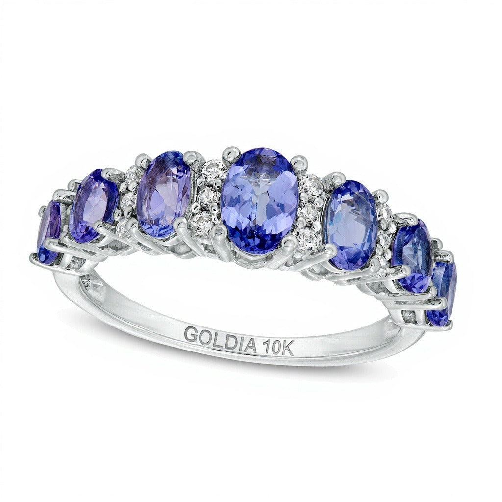 Ring mit ovalem Tansanit und 0,13 ct. Gesamtgewicht Diamanten, abgestuft mit sieben Steinen, in 10K Weißgold