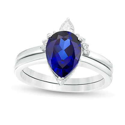 Braut-Set mit tropfenförmigem, im Labor gezüchtetem blauem Saphir, weißem Topas und 0,05 ct. Gesamtgewicht Diamant im Krone-Design in 10K Weißgold