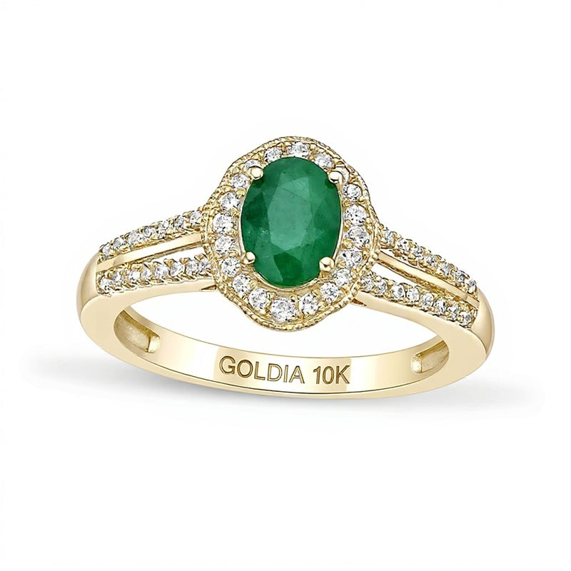 Ring mit ovalem Smaragd und 0,25 ct. Gesamtgewicht Diamanten mit Halo und geteilter Ringschiene in 10K Gelbgold