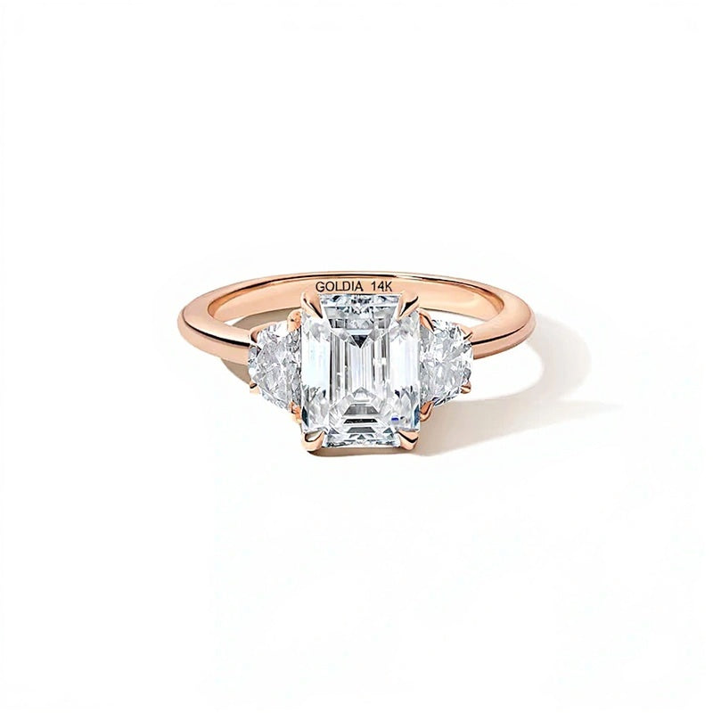 Zales x SHAHLA Dreistein-Verlobungsring mit Labordiamant im Smaragdschliff als Mittelstein 2.33 ct. Gesamtgewicht in 14K Roségold