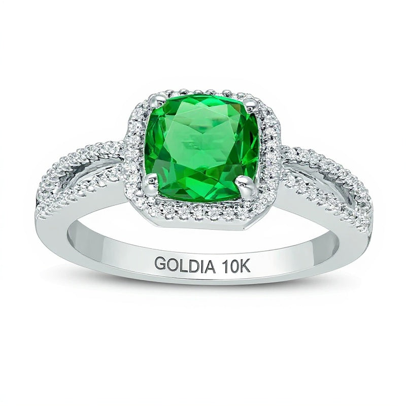 7,0 mm Verlobungsring mit Labor-Smaragd im Kissenschliff und 0,13 ct. Gesamtgewicht Diamanten, Halo mit geteiltem Ringschienenverlauf, in 10K Weißgold