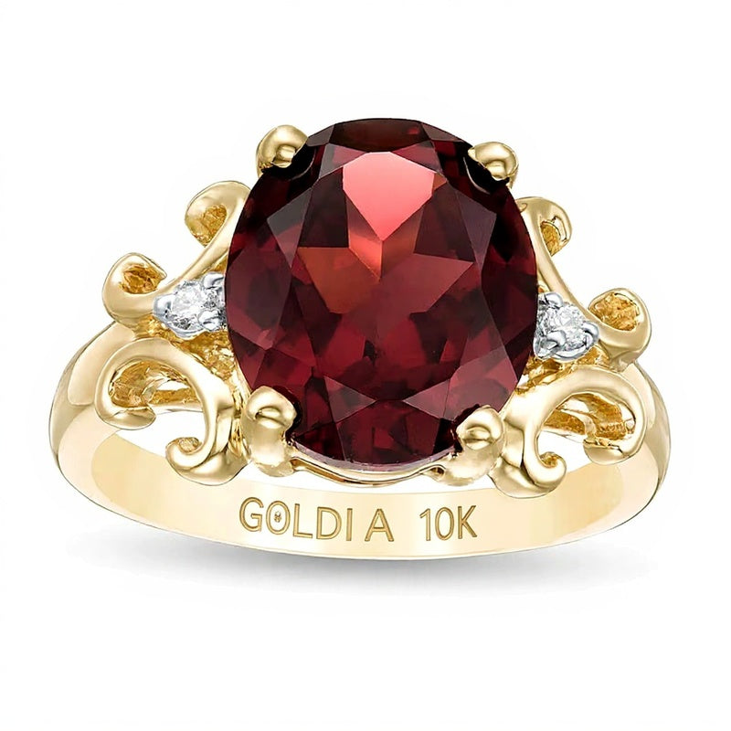Ring mit ovalem Granat und 0,05 ct. Gesamtgewicht Diamanten mit verziertem Rahmen in 10K Gelbgold