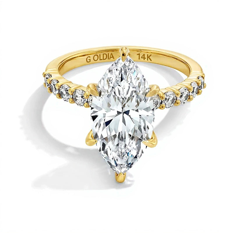 Solitär mit seitlichem Besatz Verlobungsring mit Labordiamanten im Marquise- und Rundschliff 4.5 ct. Gesamtgewicht in 14K Gelbgold (F/VS2)