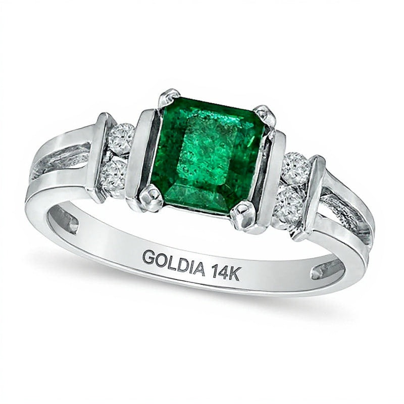 Ring im Smaragdschliff mit Smaragd und 0,1 ct. Gesamtgewicht Diamanten in 14K Weißgold