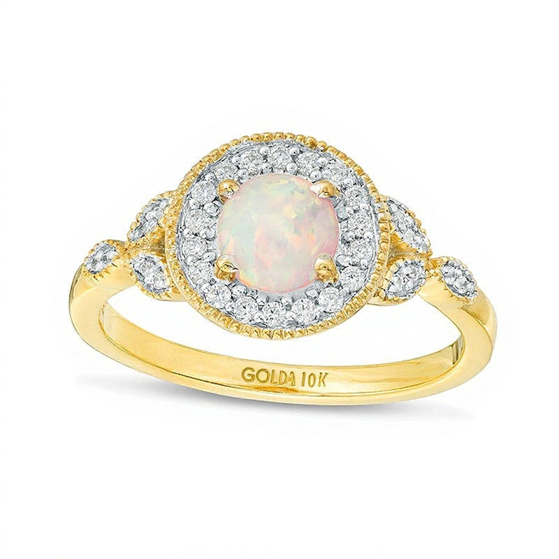 Ring im Vintage-Stil mit 5,5 mm Labor-Opal und 0,13 ct. Gesamtgewicht Diamant-Halo in 10K Gelbgold