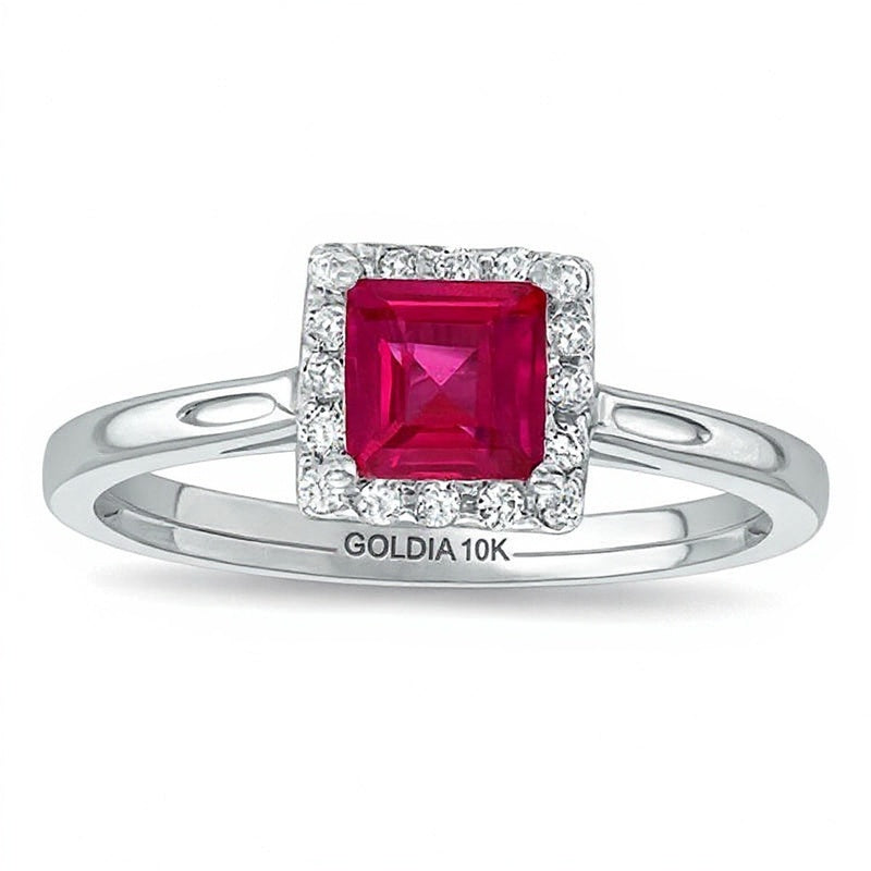 Verlobungsring mit Labor-Rubin im Princess-Schliff und Diamanten 0.14 ct. Gesamtgewicht in 10K Weißgold