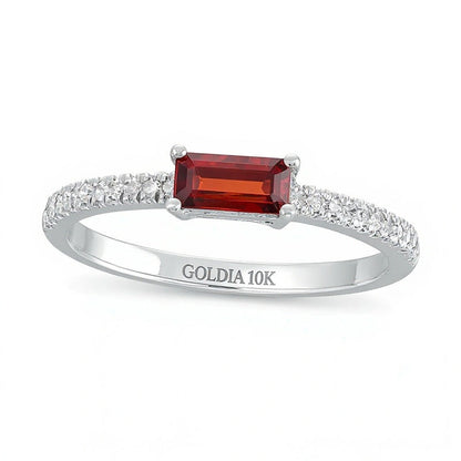 Fashion-Ring mit liegendem Granat im Baguette-Schliff und 0.1 ct. Gesamtgewicht Diamanten im Pavé in 10K Weißgold