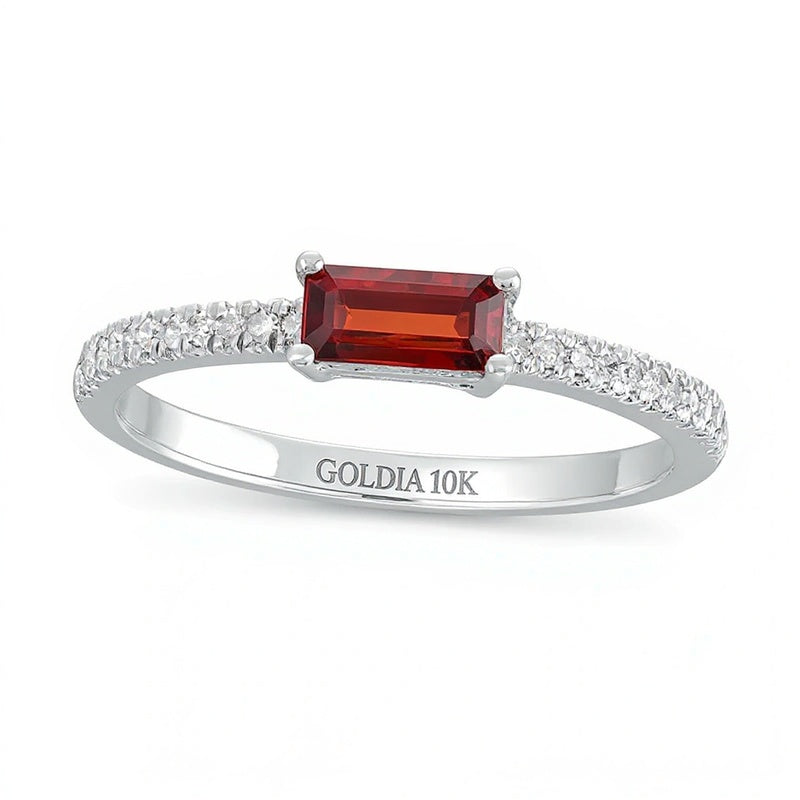 Fashion-Ring mit liegendem Granat im Baguette-Schliff und 0.1 ct. Gesamtgewicht Diamanten im Pavé in 10K Weißgold