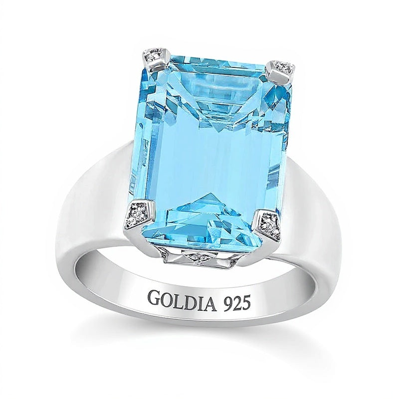 Ring mit Topas im Smaragdschliff in Sky Blue und Diamanten mit 0,05 ct. Gesamtgewicht in Sterlingsilber