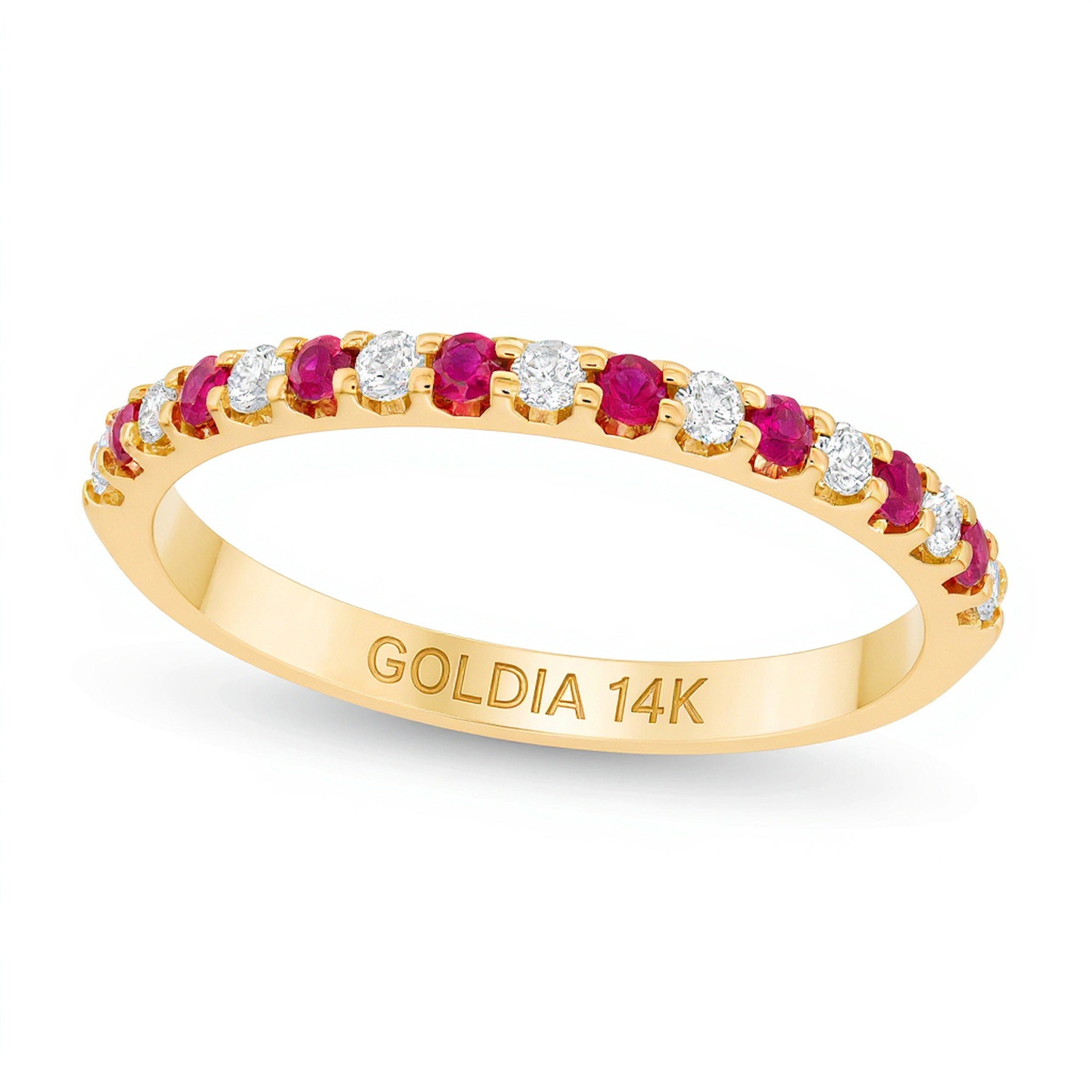 Ring mit Rubin und 0,13 ct. Gesamtgewicht Diamanten in 14K Gelbgold