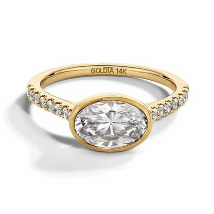 1,75 ct. Gesamtgewicht Verlobungsring mit ovalem Labordiamant und seitlichem Besatz, Zargenfassung, in 14K Gelbgold (F/VS2)