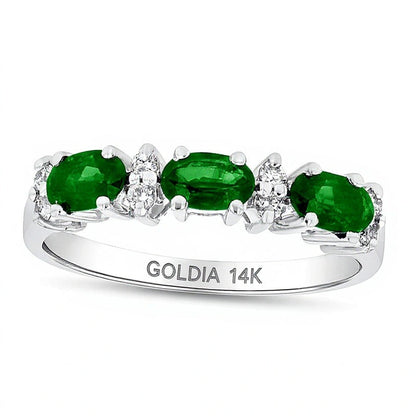 Dreistein-Ring mit ovalem Smaragd quer und 0,1 ct. Gesamtgewicht Diamanten in 14K Weißgold