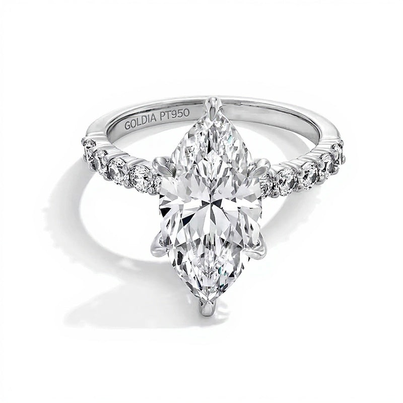 Solitär mit seitlichem Besatz mit Labordiamant im Marquise-Schliff 4.5 ct. Gesamtgewicht in Platin (F/VS2)