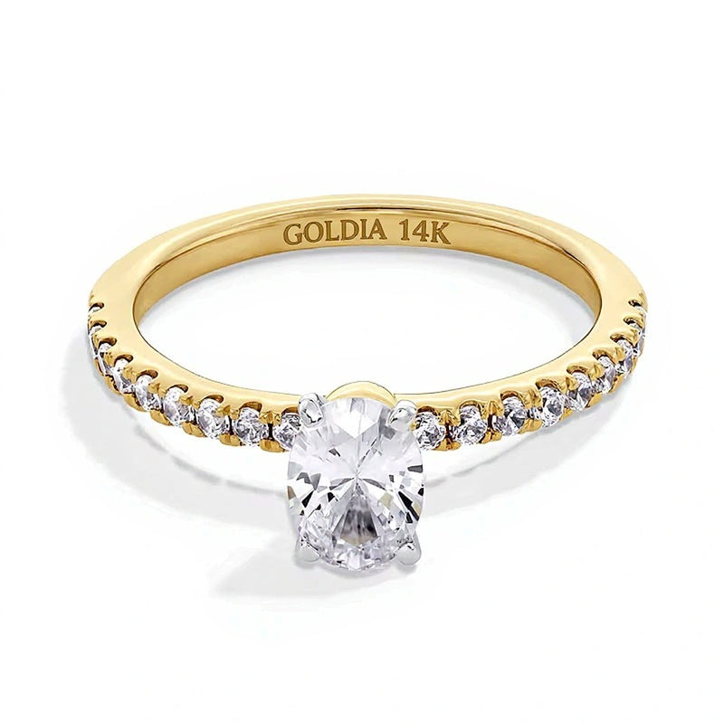 Solitär mit seitlichem Besatz mit ovalem Labordiamant 1.0 ct. Gesamtgewicht in 14K Gelbgold (F/SI2)