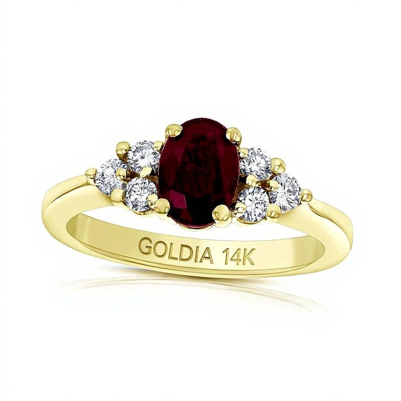 Verlobungsring mit ovalem Rubin und 0,33 ct. Gesamtgewicht Diamanten in 14K Gelbgold