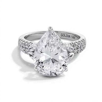 4,63 ct. Gesamtgewicht Solitär mit seitlichem Besatz Verlobungsring mit tropfenförmigem Labordiamant in 14K Weißgold (F/VS2)