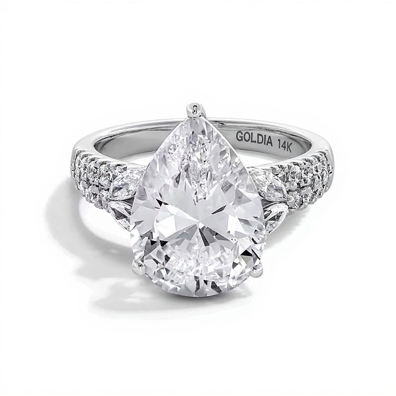4,63 ct. Gesamtgewicht Solitär mit seitlichem Besatz Verlobungsring mit tropfenförmigem Labordiamant in 14K Weißgold (F/VS2)