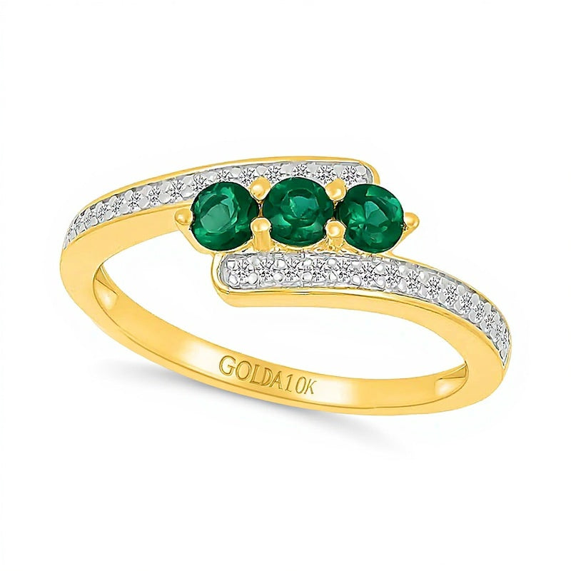 Dreistein-Bypass-Ring mit Labor-Smaragd und 0,17 ct. Gesamtgewicht Diamanten in 10K Gelbgold
