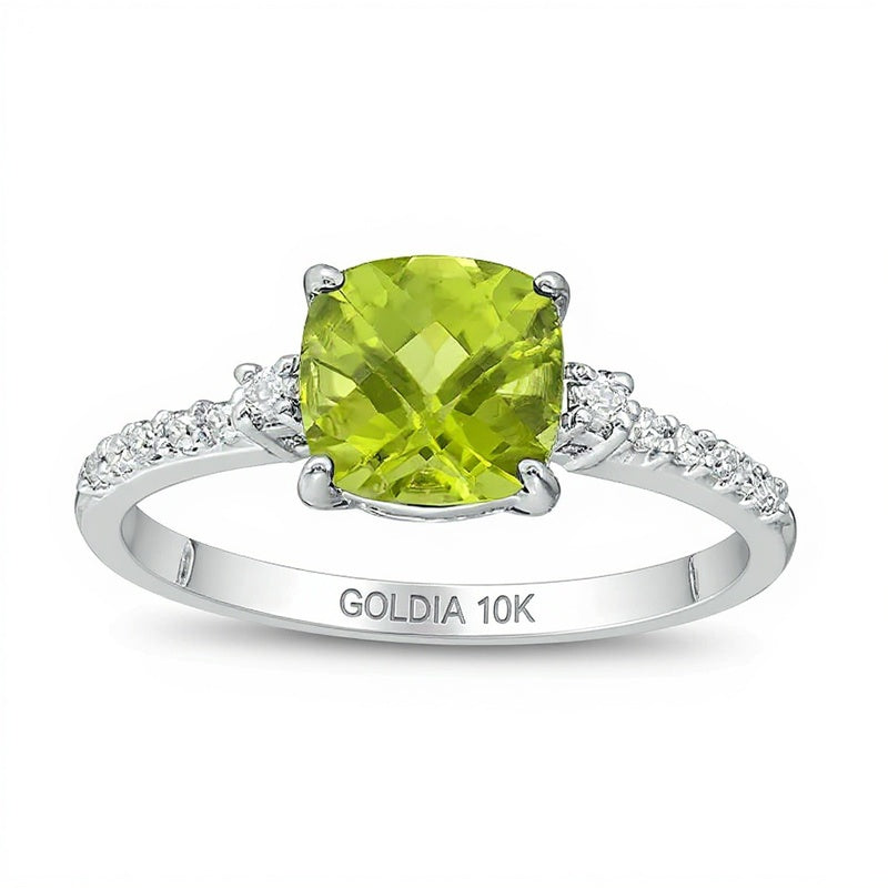 7,0mm Peridot im Kissenschliff und 0,13 ct. Gesamtgewicht Diamant Verlobungsring als Solitär mit seitlichem Besatz in 10K Weißgold