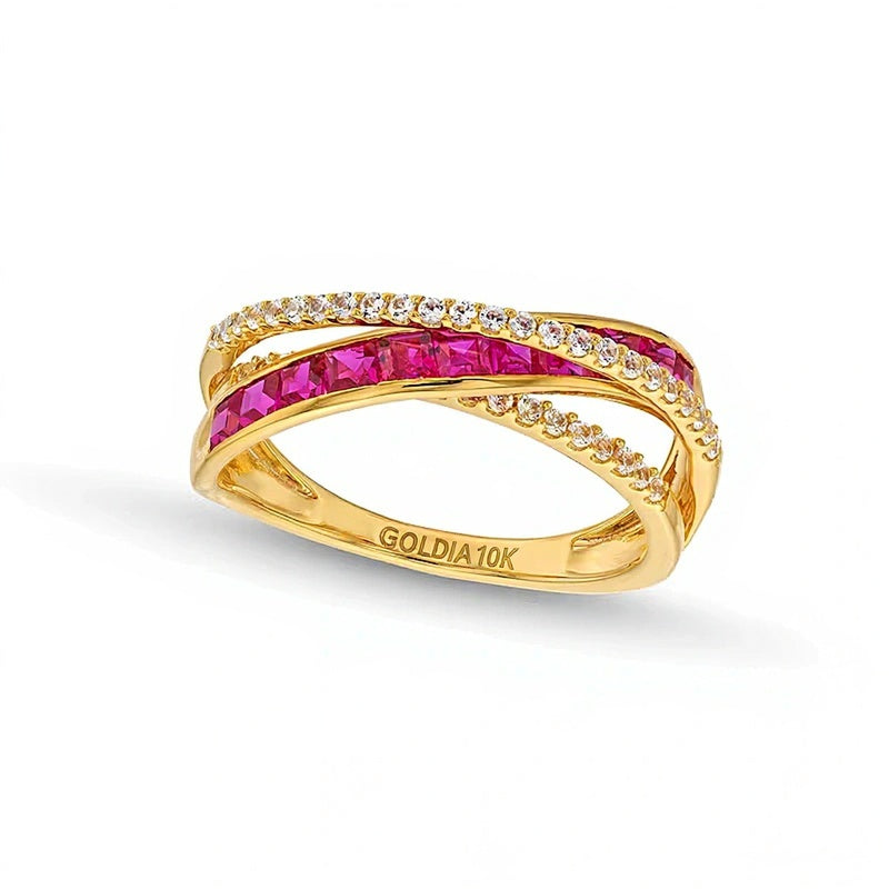 Fashion-Ring mit Labor-Rubin im Princess-Schliff und 0,2 ct. Gesamtgewicht Diamanten im Criss-Cross-Design in 10K Gelbgold