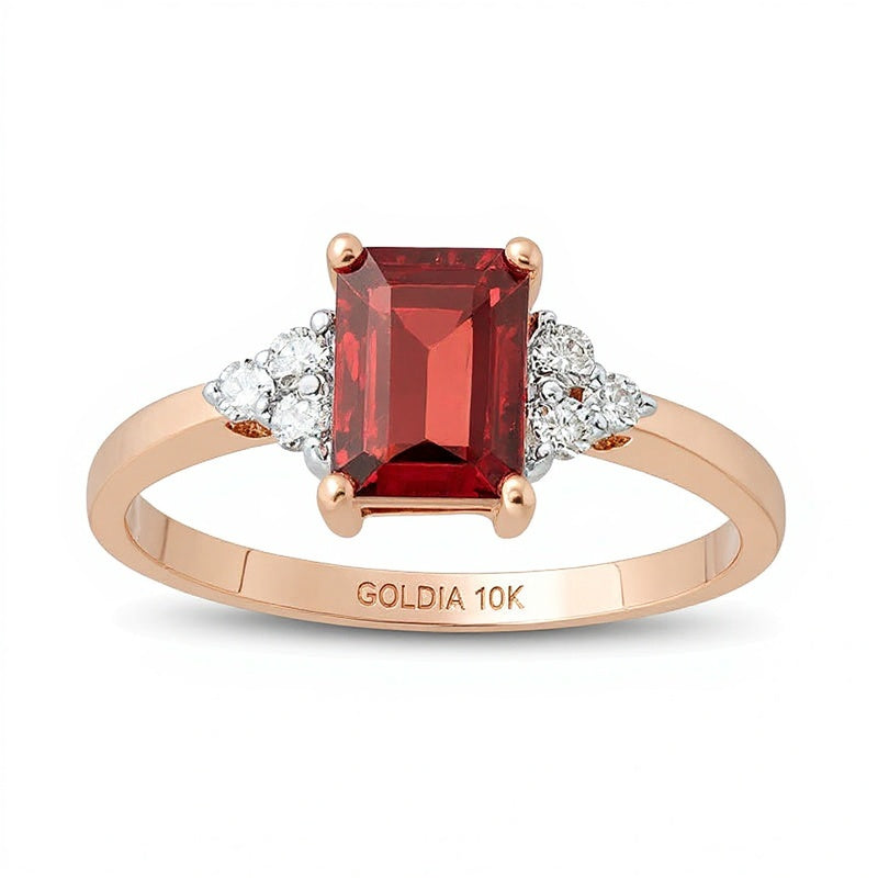 Solitär mit seitlichem Besatz mit Granat im Smaragdschliff und 0,13 ct. Gesamtgewicht Diamanten in 10K Roségold