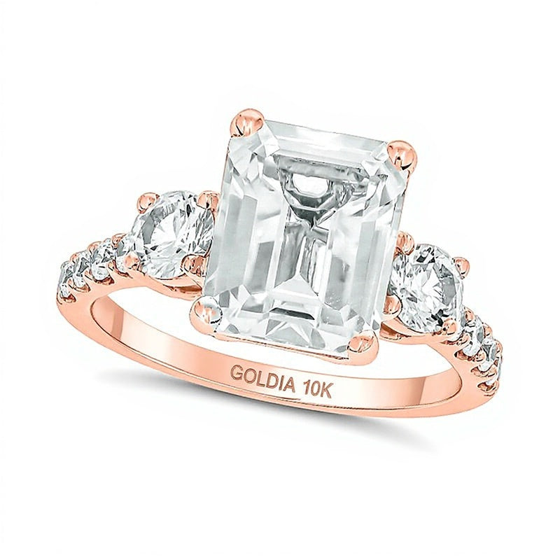 Dreistein-Ring mit weißem Labor-Saphir im Smaragdschliff und rundem Saphir sowie 0,2 ct. Gesamtgewicht Diamanten in 10K Roségold