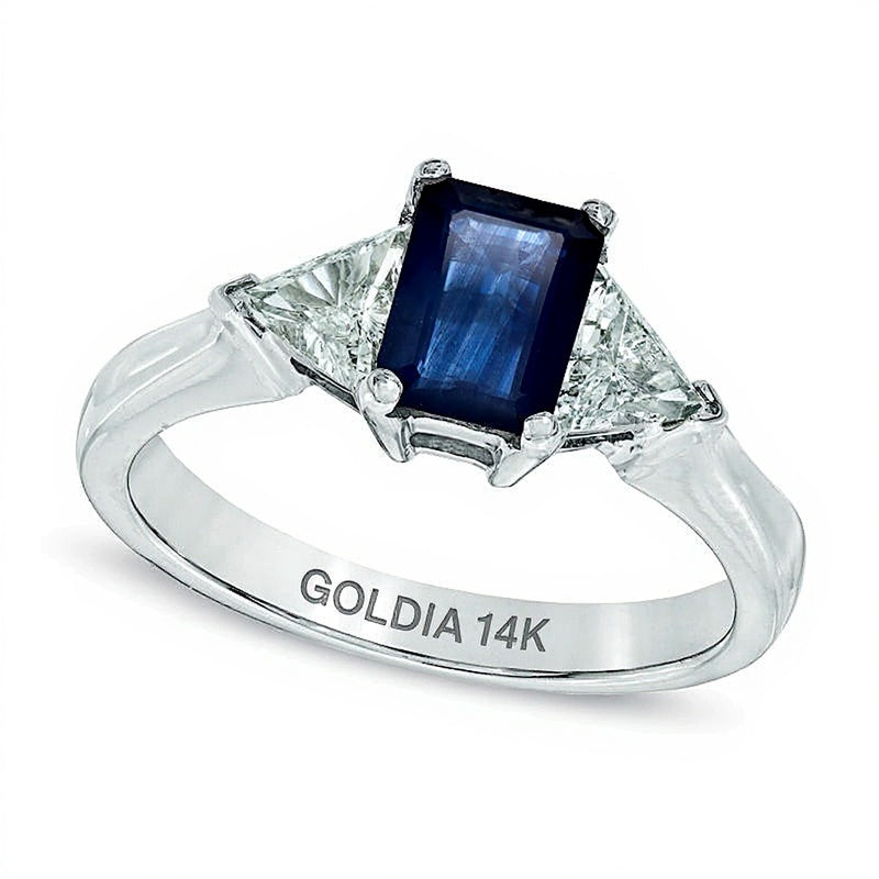 Dreistein-Ring mit blauem Saphir im Smaragdschliff und Diamanten im Trillant-Schliff, 0,5 ct. Gesamtgewicht, in 14K Weißgold